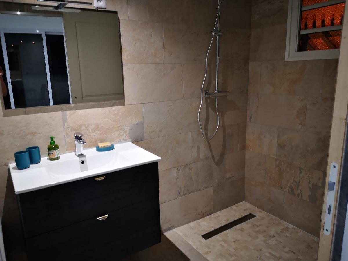 Appartement Saint Gilles Les Bains Экстерьер фото